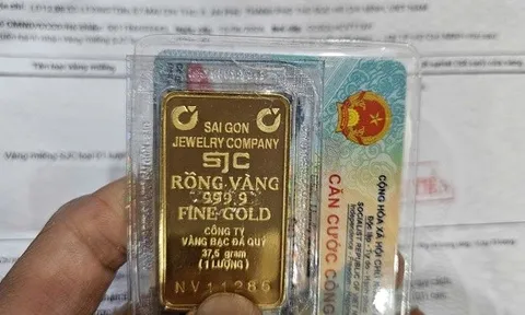 Giá vàng miếng SJC và vàng nhẫn bất ngờ ngược dòng giá vàng thế giới