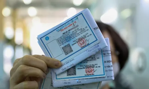 Chưa đầy 1 tháng nữa sẽ dừng cấp thẻ BHYT giấy, người dân cần làm gì để đảm bảo quyền lợi?
