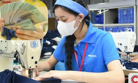 Chậm trả lương, thưởng Tết: Doanh nghiệp bị phạt bao nhiêu tiền và phải đền bù cho người lao động thế nào?