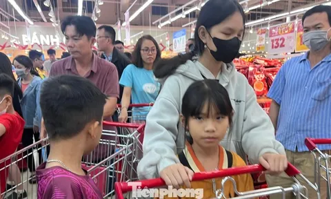 Nửa đêm, siêu thị vẫn ken đặc người mua sắm Tết