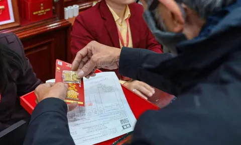 Giá vàng hôm nay 17/2: Quay đầu đi xuống, mất ngưỡng 5.000 USD/ounce