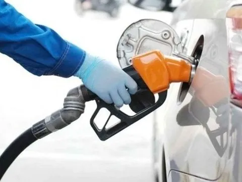 Giá xăng giảm gần 2.000 đồng/lít