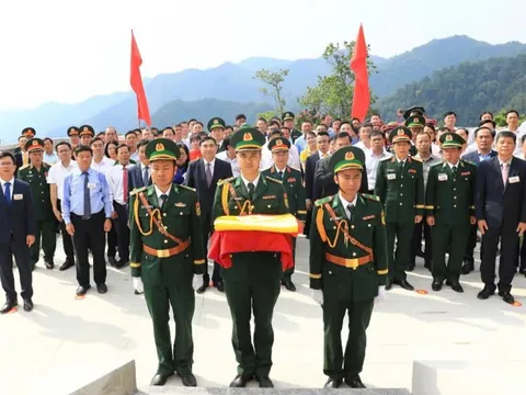 Lễ thượng cờ và gắn biển công trình Cột cờ A Pa Chải