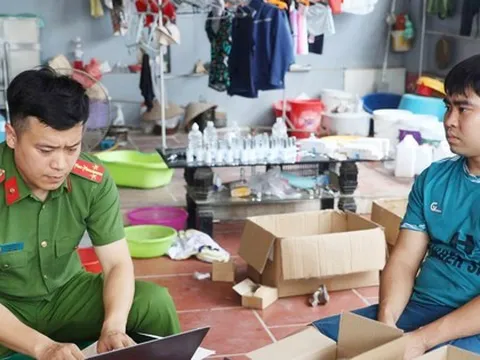 Công an ‘sờ gáy’ cơ sở bán hơn 100.000 đơn hàng mỹ phẩm giả qua Shopee, Tiktok