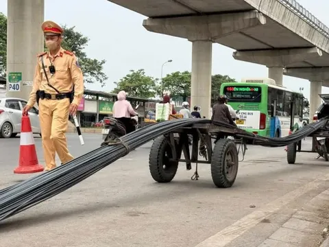 Hà Nội: Xử lý gần 250 triệu đồng vi phạm liên quan xe tự chế, chở hàng cồng kềnh