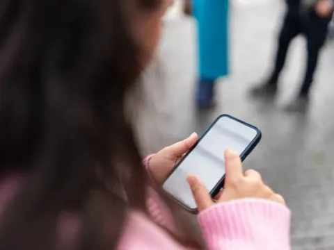 Người dùng smartphone có nên sử dụng miếng dán màn hình chống nhìn trộm?