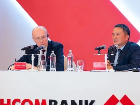 Cổ phiếu Techcombank lên cao nhất lịch sử sau 'cam kết 20 tỷ USD' của Chủ tịch Hồ Hùng Anh