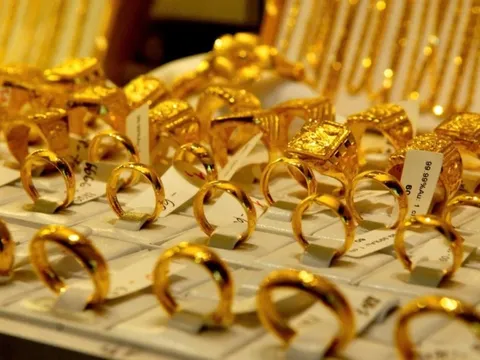 Sáng 12/5: Giá vàng SJC và vàng nhẫn đồng loạt giảm sâu, giá vàng thế giới lao dốc