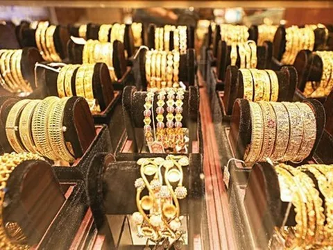 Giá vàng thế giới rơi thẳng đứng