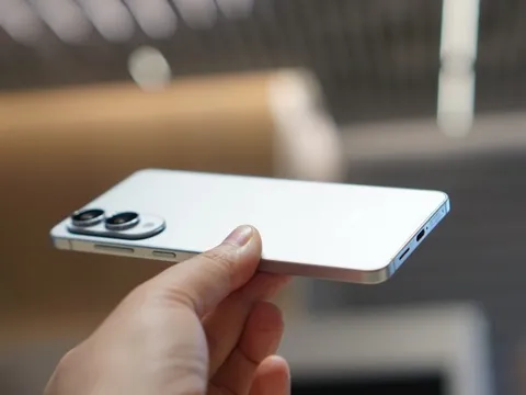 Cận cảnh smartphone mỏng 5,8 mm, giá bán 30 triệu đồng từ Samsung