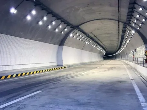 Đá 20 tấn rơi làm hầm hiện đại nhất ASEAN thủng lỗ dài 6m, chuyên gia ngoại bó tay, Việt Nam chốt tự sửa rồi tạo kỳ tích lớn