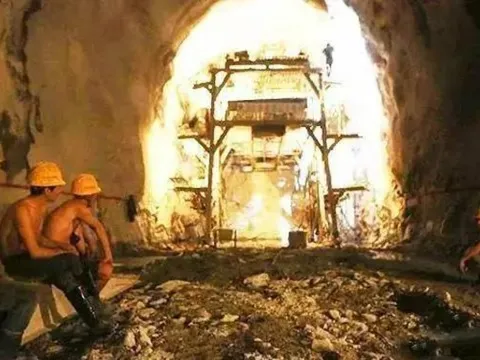 Vì sao dự án 50 tỷ USD xuyên lòng đất nóng 89 độ khiến nhiều nước 100 năm cũng phải bó tay nhưng Trung Quốc chỉ cần 10 năm đã hoàn thành?