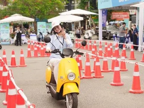 Người dân Hải Phòng, Đà Nẵng hào hứng “đổi xe xăng, lấy xe máy điện”