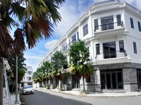 Cận cảnh 42 căn nhà liền kề xây không phép, chủ đầu tư 'biến mất'
