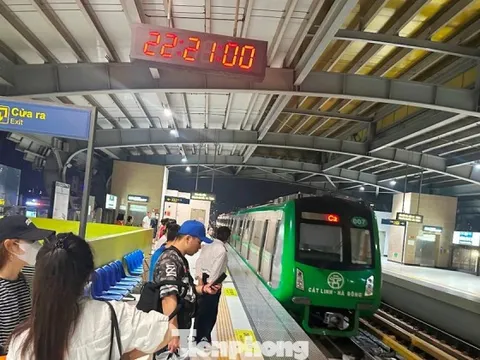 Thí điểm 'chạm thẻ' thay xếp hàng mua vé để đi tàu điện trên cao mà không phải xếp hàng mua vé