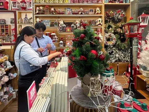 Đồ trang trí Noel xuống phố sớm, giá 'khá mềm' ngay từ đầu mùa