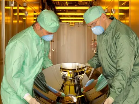 Đã tạo được tia EUV, nhưng tại sao máy quang khắc Trung Quốc vẫn thua ASML, hóa ra vì thiếu bộ phận này