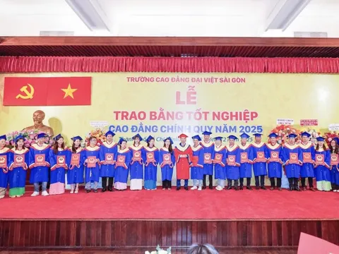 Hơn 1.000 sinh viên Trường Cao đẳng Đại Việt Sài Gòn nhận bằng tốt nghiệp