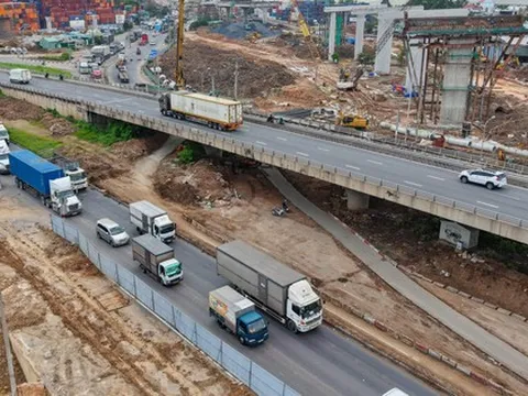 Cầu vượt Tân Vạn thử nghiệm phân luồng