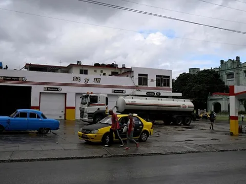 Mỹ doạ áp thuế nặng nề, vì sao quốc gia này vẫn tìm mọi cách đưa xăng, dầu đến Cuba?