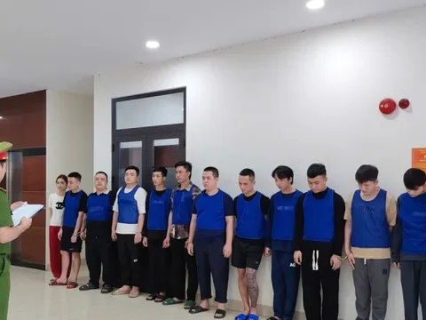 Bắt 13 đối tượng trong đường dây lừa đảo giả danh ngân hàng