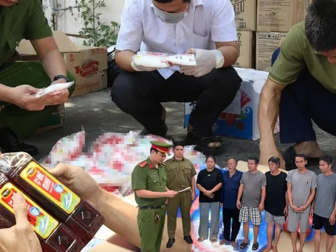 Tịch thu hàng tấn tang vật sau khi khám xét 5 địa điểm: 'Giật mình' danh sách hạt nêm, nước mắm giả