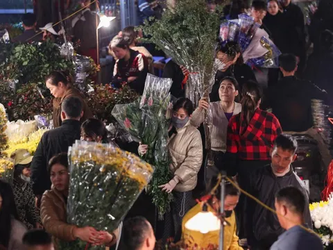 Biển người đi sắm Tết, chợ hoa lớn nhất miền Bắc tấp nập suốt đêm