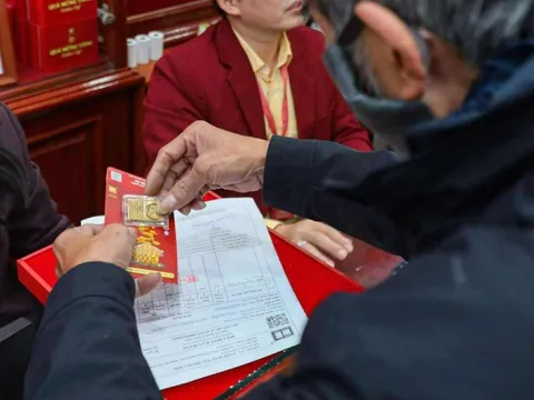 Giá vàng hôm nay 17/2: Quay đầu đi xuống, mất ngưỡng 5.000 USD/ounce